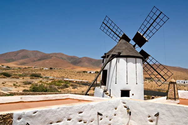 典型西班牙风车在富埃特文图拉 — 图库照片