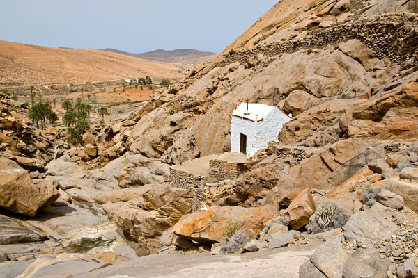 Witte kapel in fuerteventura, Canarische eilanden, Spanje — Stockfoto