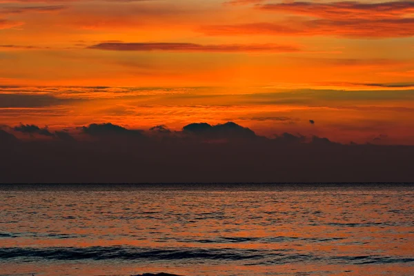 Θολό Ανατολή Του Ηλίου Πάνω Από Μεσόγειο Θάλασσα — Φωτογραφία Αρχείου