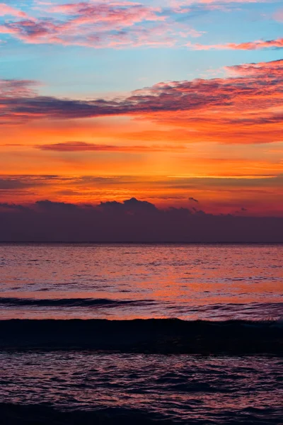 Grumlig soluppgång över Medelhavet — Stockfoto