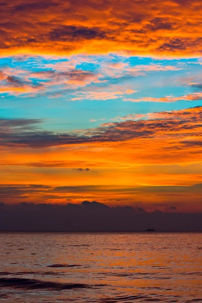 Alba nuvolosa sul Mar Mediterraneo — Foto Stock