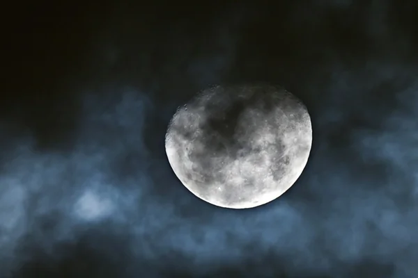 Waning gibbous moon behind the clouds — Stock Photo, Image