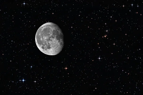 Waning lua gigantesca entre as estrelas no fundo — Fotografia de Stock