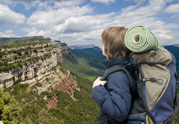 Miúdo com uma mochila numa viagem de montanha — Fotografia de Stock