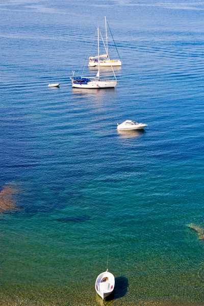 Bateaux dans un endroit calme sur la Costa Brava — Photo