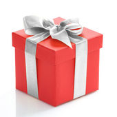 egyetlen piros ajándék doboz fehér alapon arany szalaggal.