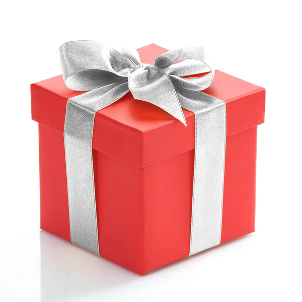 Boîte cadeau rouge simple avec ruban d'or sur fond blanc . — Photo