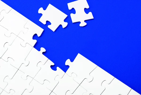 Puzzle sobre fundo azul — Fotografia de Stock