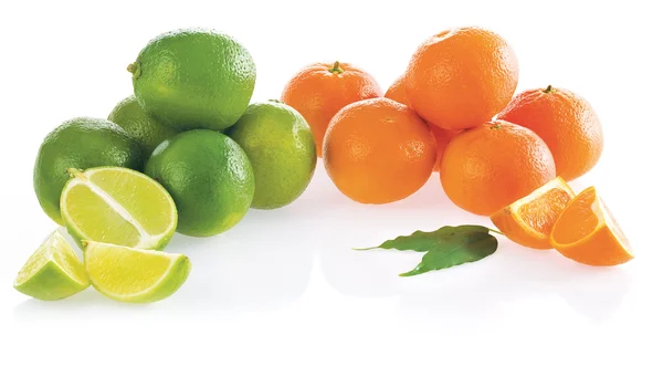 Limoenen en sinaasappels — Stockfoto