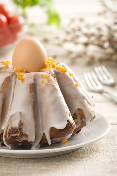 Osterkuchen mit Zuckerguss und Ei obendrauf — Stockfoto