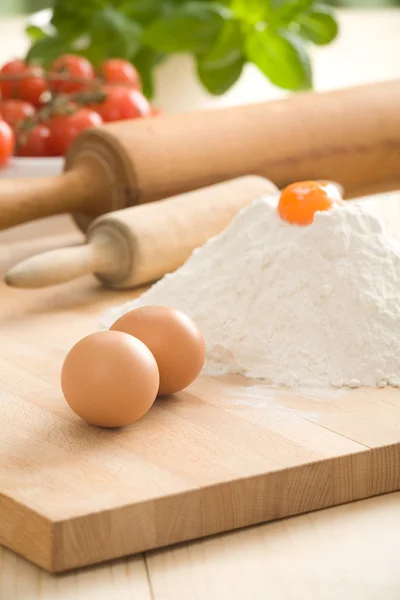 Eier auf Teigplatte — Stockfoto