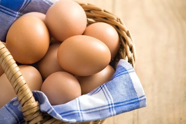 Великоднє яйце в кошику — стокове фото