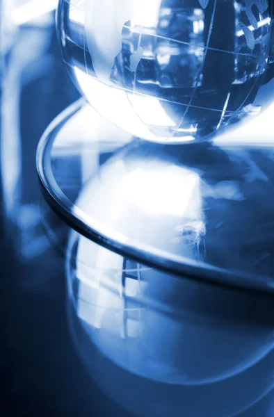 Globe en verre dans la lumière ambiante bleue . — Photo