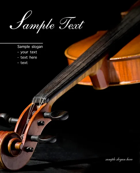 Oude viool op zwart. ruimte voor tekst geïsoleerd op effen kleur. — Stockfoto