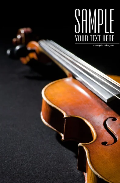 Primo piano sul violino. Spazio per testo isolato su nero — Foto Stock