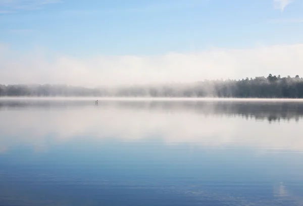 Gölün üzerinde sis. — Stok fotoğraf