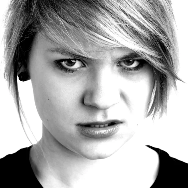 Retrato de cerca de chica enojada aislada sobre fondo blanco — Foto de Stock