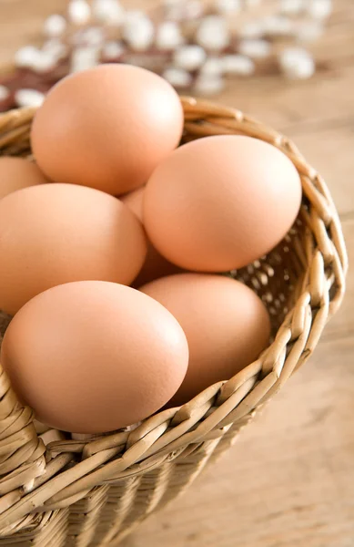 Påsk ägg i en korg med blå trasa. alla på fastigheten tabell — Stockfoto