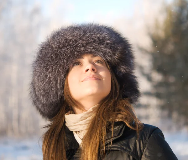 Młoda Ładna Kobieta Lesie Zimą — Zdjęcie stockowe