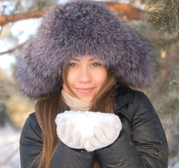 Genç Güzel Bir Kış Ormanda Kar Bir Elinde Tutan Kadın — Stok fotoğraf