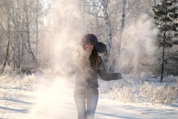 雪の吹きだまりで若い幸せな女 — ストック写真