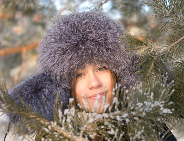 Unga Vackra Kvinnan Vinter Skog — Stockfoto