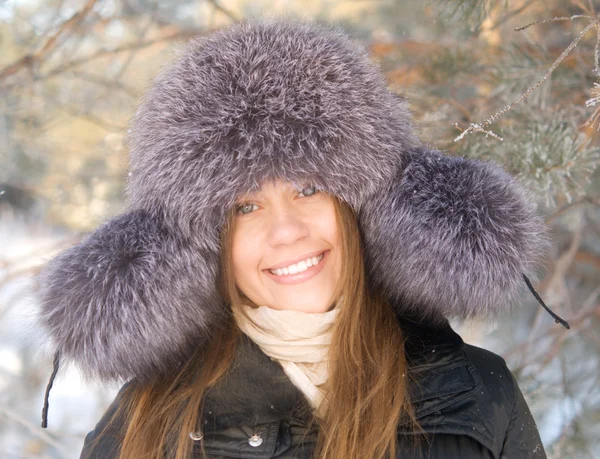 Unga Vackra Kvinnan Vinter Skog — Stockfoto