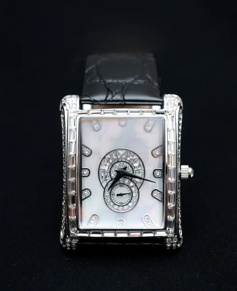 Srebrny Zegarek Dla Kobiet Ciemnym Tle — Zdjęcie stockowe
