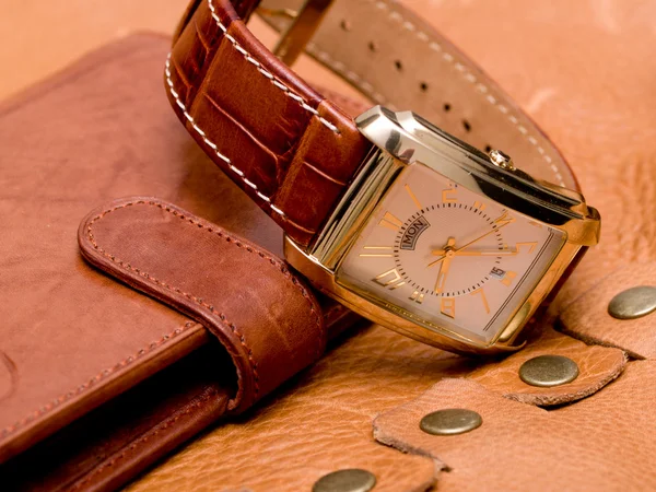 Złoty Zegarek Leżącego Portfel Skórzany — Zdjęcie stockowe