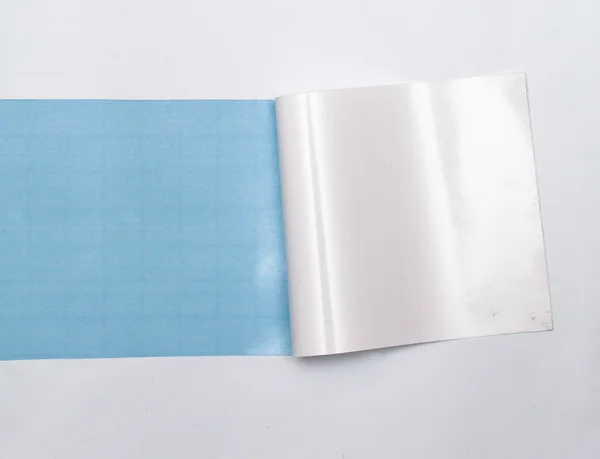 Niebieskim Tle Widoczne Przez Biały Papier Owinięte — Zdjęcie stockowe
