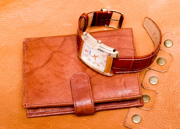 革製の財布の上に横たわるゴールド時計 — ストック写真