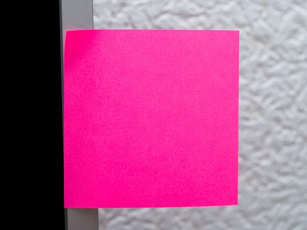 液晶モニターに接続されている空白のピンクのステッカー — ストック写真