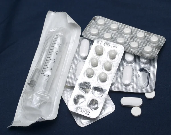 Şırınga Mavi Bir Arka Plan Üzerinde Tabletleri — Stok fotoğraf