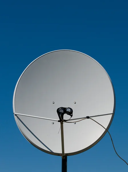 Antena Satelitarna Tle Niebieskiego Nieba — Zdjęcie stockowe