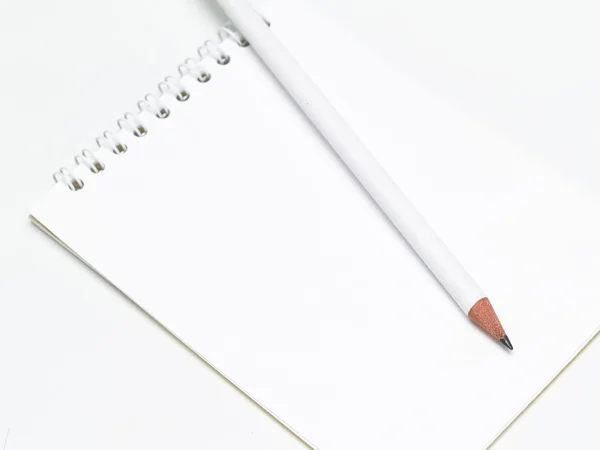 Ostry Biały Ołówek Notatniku — Zdjęcie stockowe