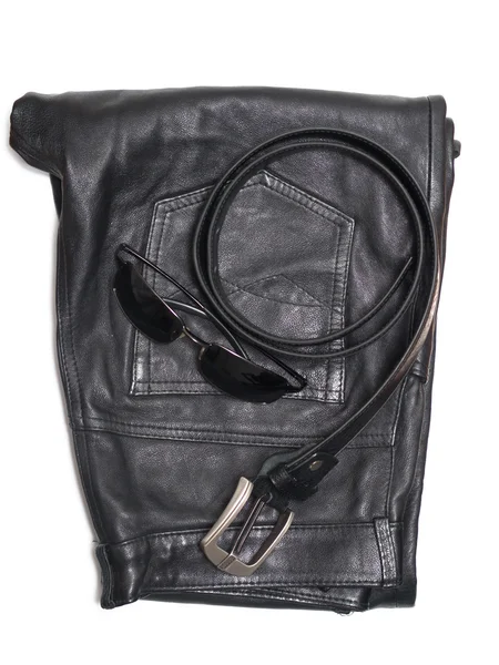 黒革ズボン 黒い革ベルト 白い背景で隔離のサングラス — ストック写真
