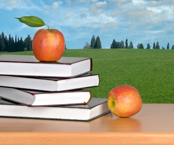 机の上の本と赤いリンゴ — ストック写真