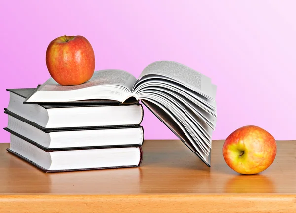 Roter Apfel Und Offenes Buch — Stockfoto