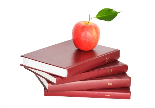Yığın kitap beyaz zemin üzerine kırmızı elma — Stok fotoğraf
