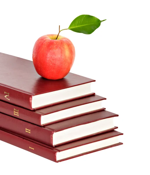 Manzana roja sobre un montón de libros sobre fondo blanco —  Fotos de Stock