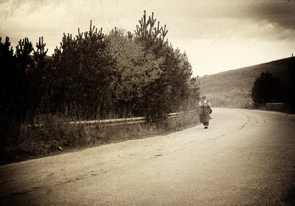レトロな画像の国の道路で女性を歩く — ストック写真