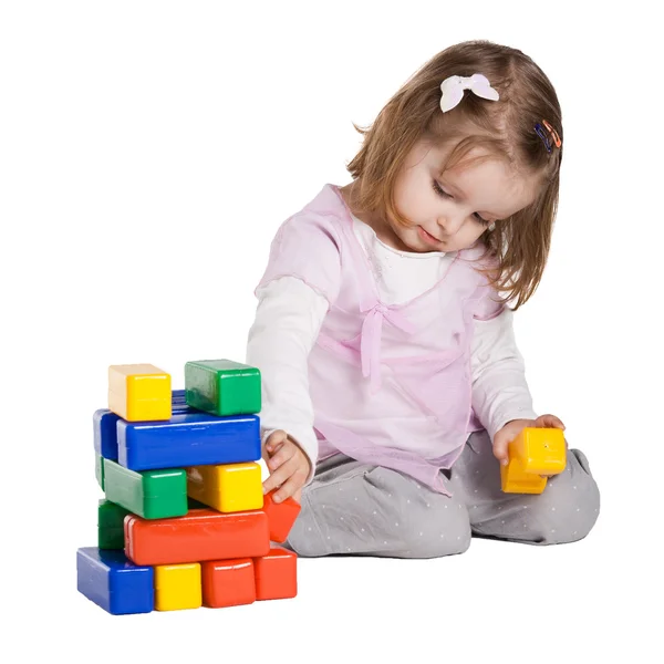 Маленькая девочка играет с кубиками — стоковое фото