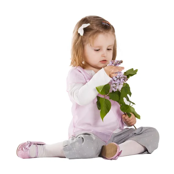Kleines Mädchen mit lilafarbener Blume — Stockfoto