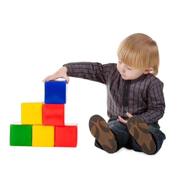 Malý Chlapec Hraje Barevnými Kostkami Izolované Bílém — Stock fotografie