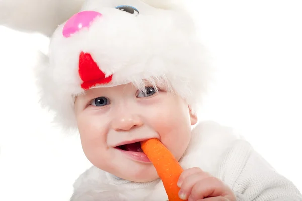 Liten vacker pojke i kanin kostym med morot — Stockfoto