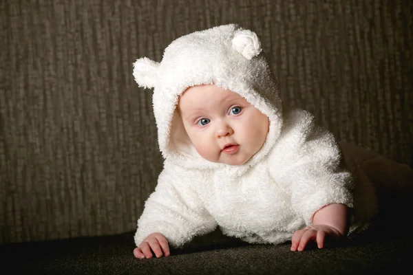 Pequeno Bebê Doce Traje Urso Branco — Fotografia de Stock