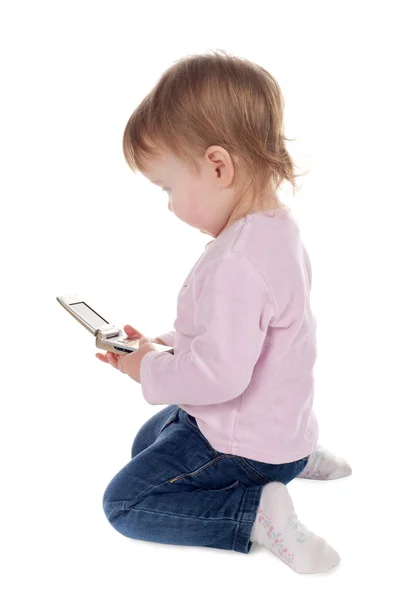 Девушка играет с мобильным телефоном — стоковое фото