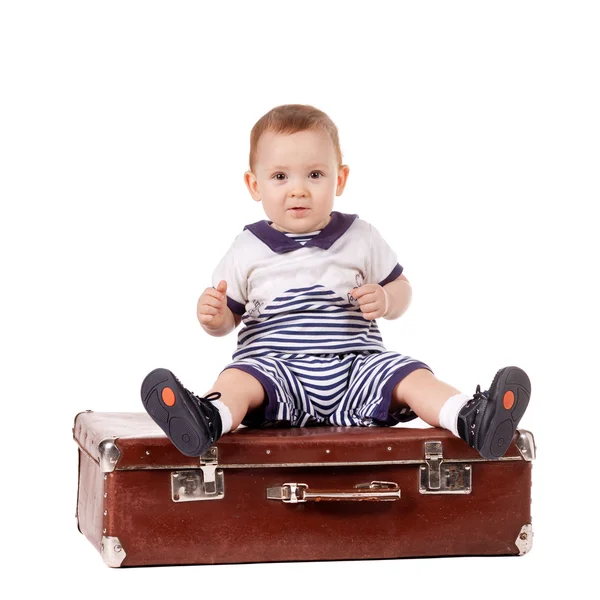 Kleiner Lustiger Junge Mit Koffer Isoliert Auf Weiß — Stockfoto