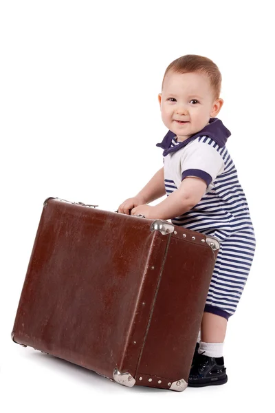 Kleiner lustiger Junge mit Koffer — Stockfoto