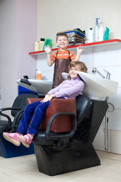 Petits Enfants Drôles Jouent Dans Salon Coiffure — Photo